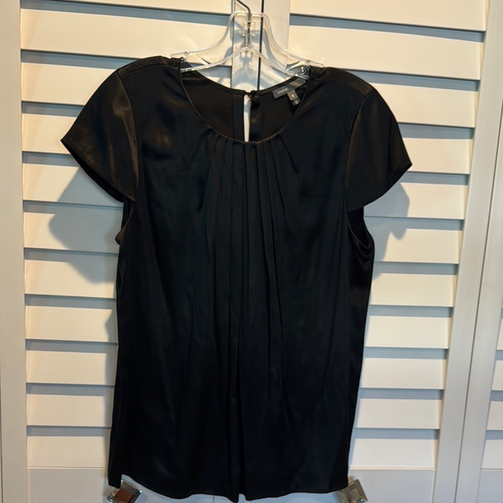 Vince NWOT Black Pleated Cap Sleeve Blouse in 97% Silk/3% Spandex. - Picture 2 of 9